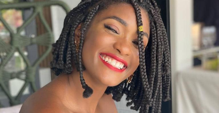 De maiô, Erika Januza ostenta corpão e arranca suspiros da web: ”Tão maravilhosa”