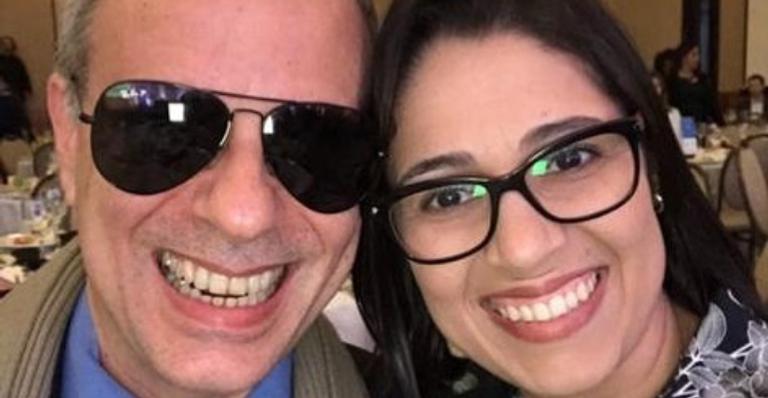 Dudu Braga, filho de Roberto Carlos, posa com a esposa e se declara: ”17 anos juntos”