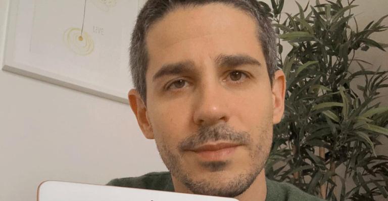 Em clima romântico, Pedro Neschling posa ao lado da namorada: ”Tá apaixonado é bom, né?”