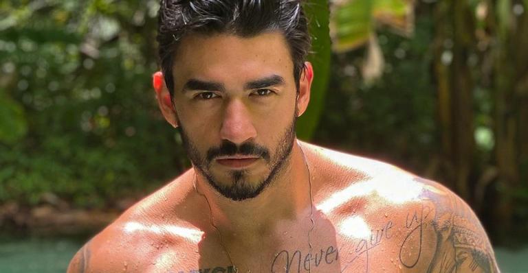Em Natal, ex-BBB Guilherme Napolitano toma banho de mar e posa de camisa molhada