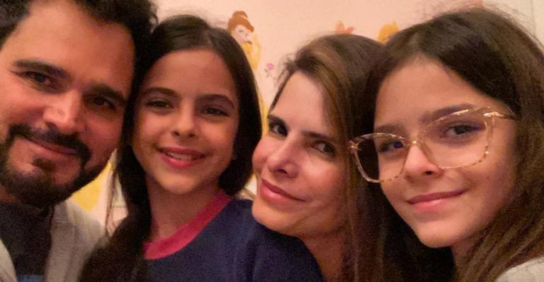 Flavia Camargo relembra clique antigo das filhas gêmeas e encanta web: ”Fazem quase 9 anos”