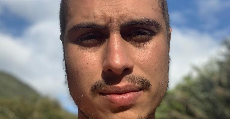 Francisco Vitti surge com o cabelo rosa, sobrancelha preta e bigode loiro: ”Estilo napolitano”