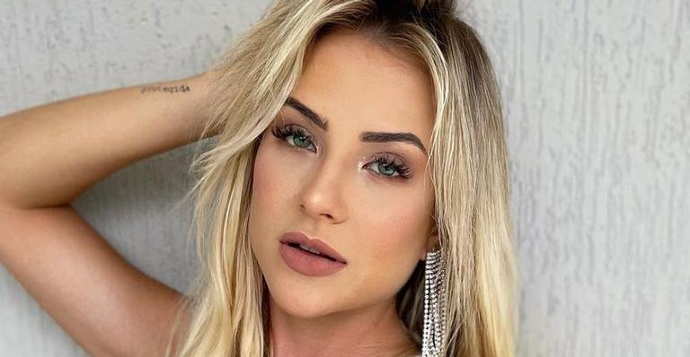 Sem calcinha? Gabi Martins mostra tatuagem íntima em vestido com recorte ousado: ”Deslumbrante”