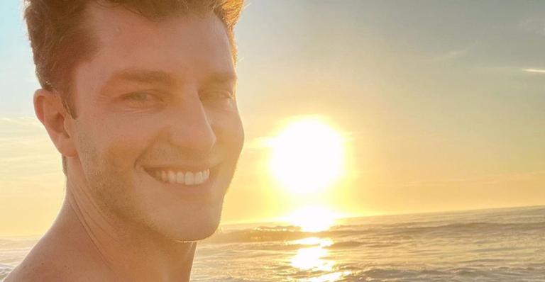 Klebber Toledo impressiona com boa forma em viagem pela África e web elogia: ”Que homem”