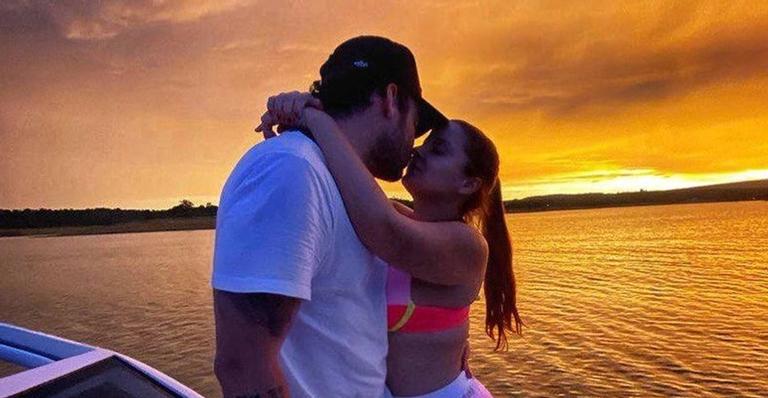 Nas Maldivas, Maiara e Fernando curtem passeio de jet ski e trocam beijão