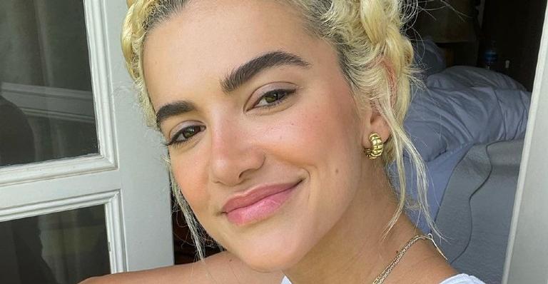 Manu Gavassi posa de look jeans e máscara e fãs elogiam: ”Impecável”