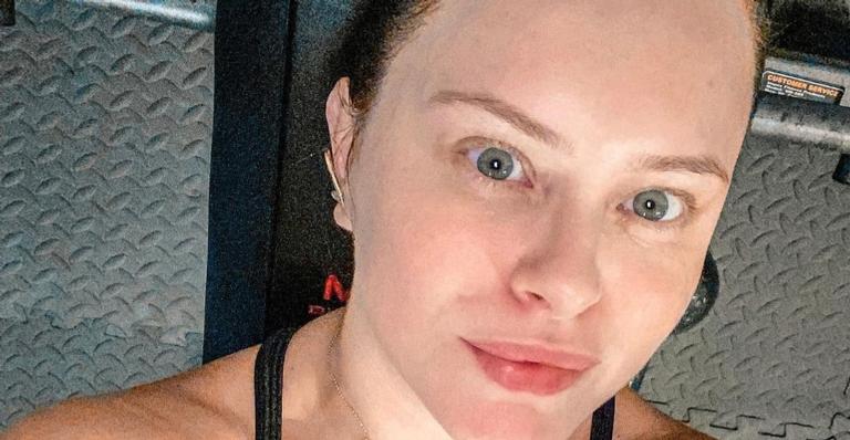 Bem mais magra, Mari Bridi posa de top e exibe shape sequinho durante treino: ”Você tá demais!”