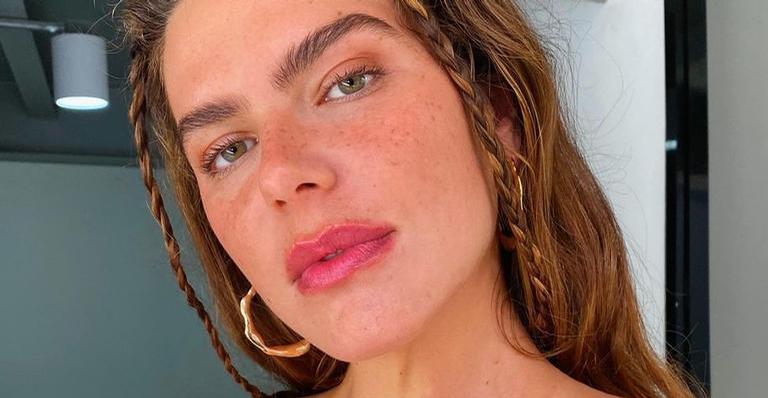 Mariana Goldfarb arranca elogios ao surgir deslumbrante em selfie: ”Sorrindo pra sexta-feira”