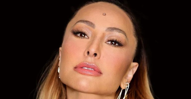 Em clique ousado, Sabrina Sato posa nua amarrada em cordas e tira o fôlego da web: ”Deusa!”