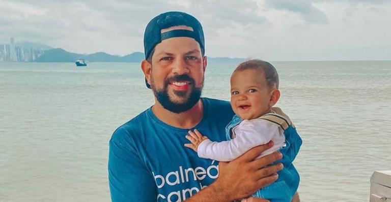 Sorocaba posa ao lado do filho e semelhança impressiona web: ”Carinha de um, focinho do outro”
