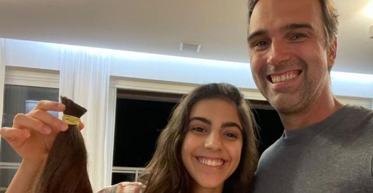Filha caçula de Tadeu Schmidt corta o cabelo para fazer doação