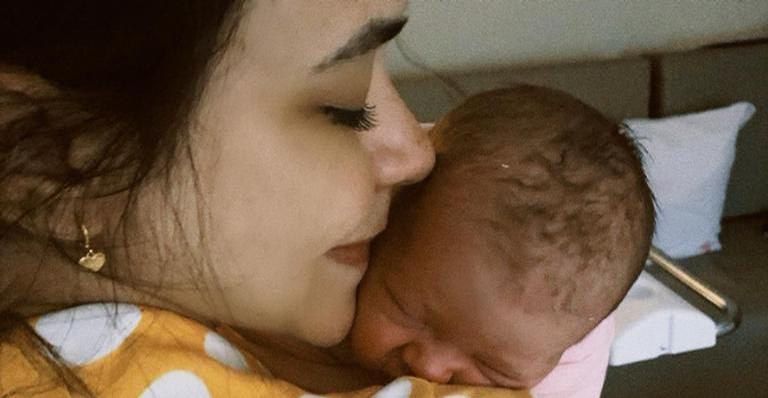 Talita Younan posa agarradinha com a filha, Isabel, e se derrete: ”Minha melhor insônia”