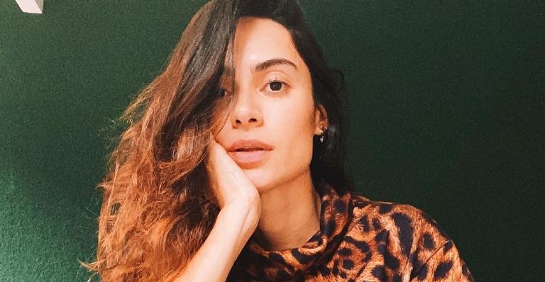 Thaila Ayala posa de look vermelho brilhante e brinca: ”Carnavalizou em casa”