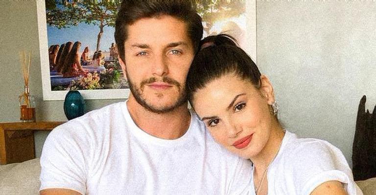 Camila Queiroz agita a web ao mostrar ensaio sensual com Klebber Toledo: ”De tirar o fôlego”