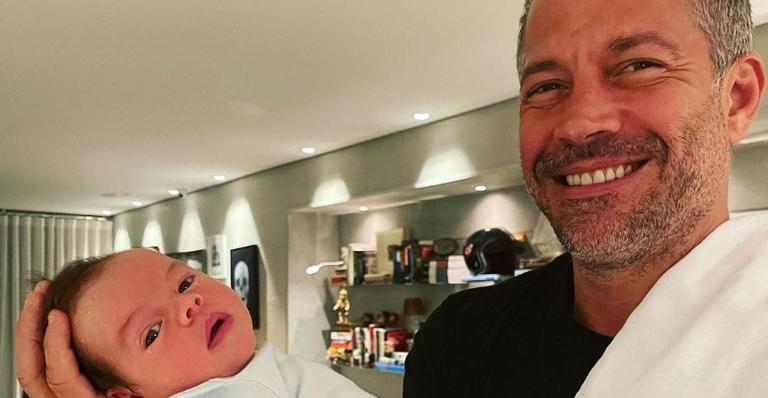 Malvino Salvador surge em momento carinhoso com o filho e encanta: ”A cara do pai”