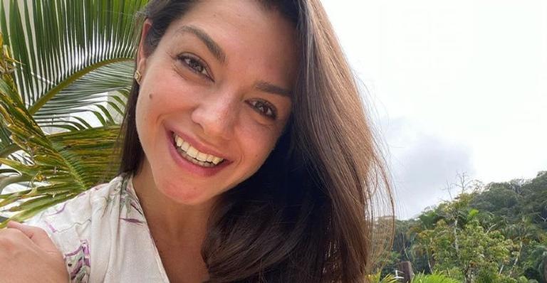 Thais Fersoza posa de biquíni e encanta web: ”Ame-se”