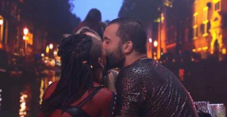 BBB21: Karol Conká, Gilberto e Sarah dão selinho triplo em festa