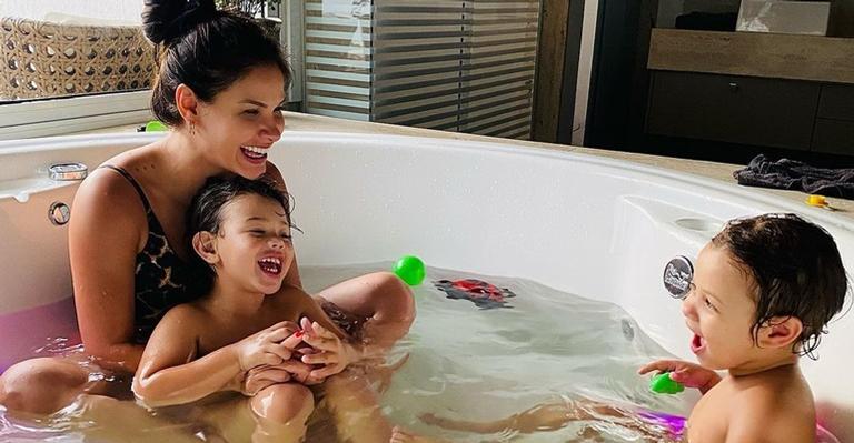 Ao lado do filho, Andressa Suita reflete sobre maternidade: ”Coisa mais prazerosa do mundo”