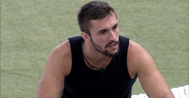 BBB21: durante conversa com Viih Tube, Arthur chama brother de destemperado e dispara: ”Aloprado, maluco!”