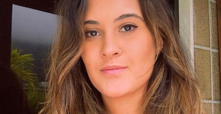 Bia Bonemer posa na praia e arranca elogios dos internautas