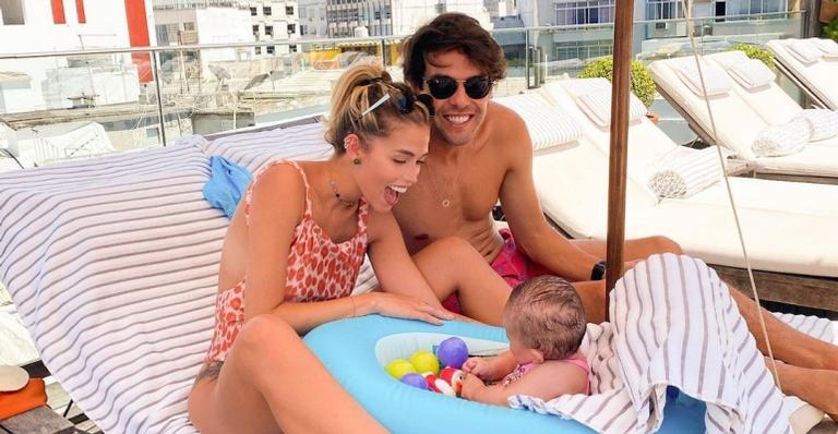 Carol Dias posa coladinha com o marido, Kaká e a filha, Esther