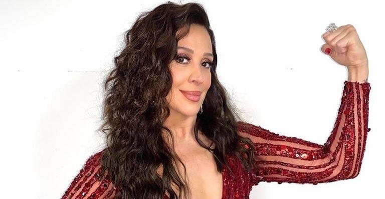 Aos 54 anos, Claudia Raia aposta em biquíni vermelho pequeno e impressiona: ”Maravilhosa!”