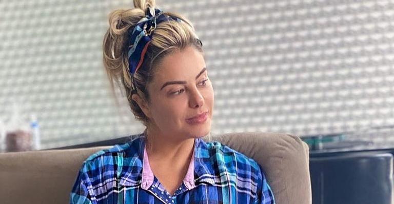 De biquíni, Poliana Rocha surge relaxando na fazenda: ”Busque a sua leveza!”