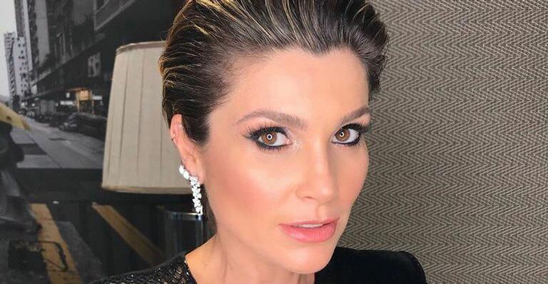 De biquíni vermelho, Flávia Alessandra empina bumbum e para tudo: ”Que abundância”