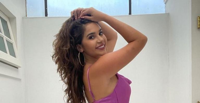 Ex-BBB Gizelly Bicalho impressiona ao posar de biquíni preto em clique paradisíaco