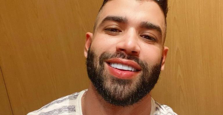 Gusttavo Lima relembra clique dormindo em lugar inusitado e diverte web: ”Canseira pós-Carnaval”