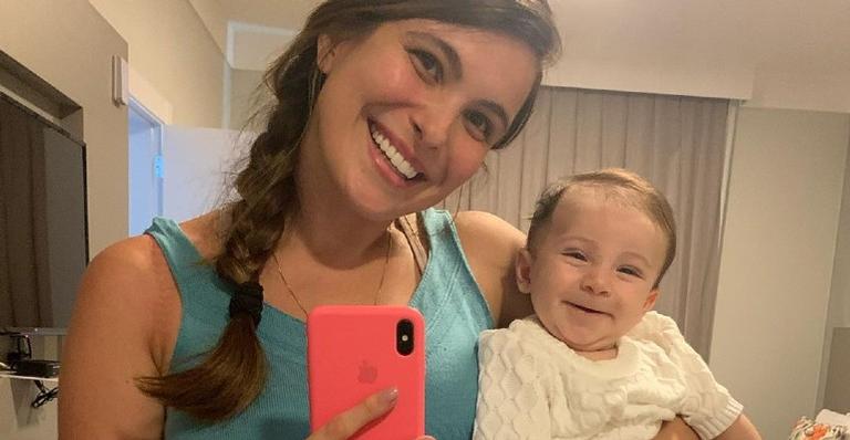 Kamilla Salgado posa com Bento na piscina e dispara: ”Alegria garantida”