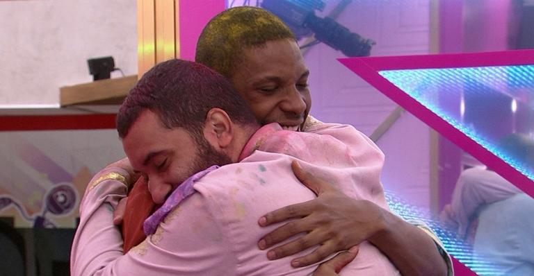 Lucas Penteado fala sobre possível romance com Gil: ”Precisamos conversar”