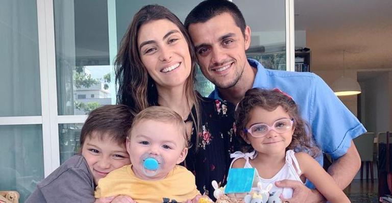 Mariana Uhlmann começa dia na companhia dos filhos e encanta web