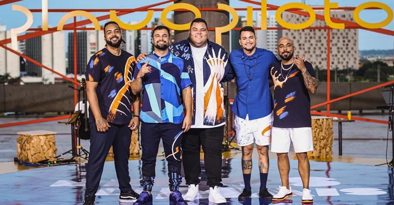 Com faixas inéditas, Menos é Mais lança segunda parte do novo projeto: ”Gostinho especial”