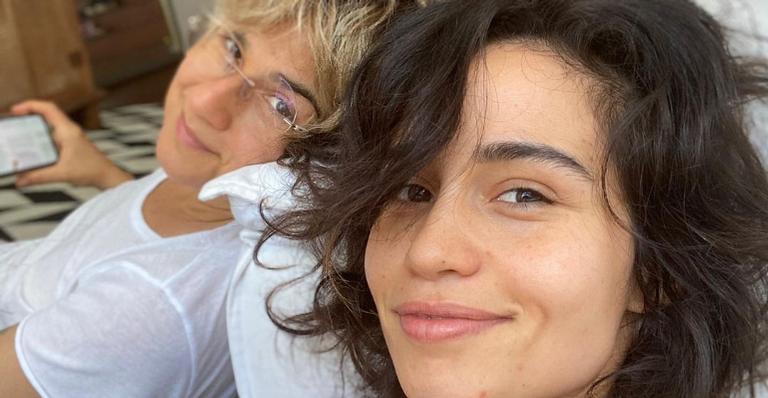 Nanda Costa faz declaração de amor para a esposa e web reage: ”Viva o amor”