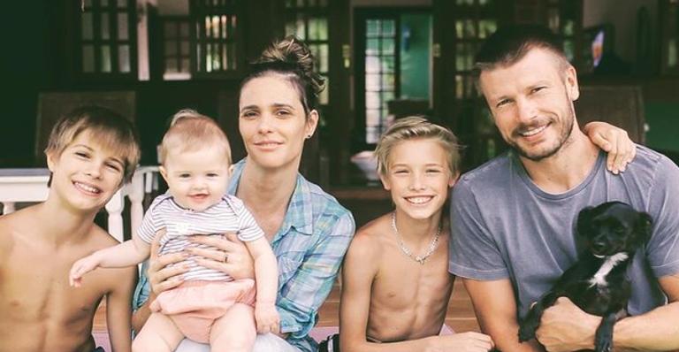 Rodrigo Hilbert constrói casinha para a caçula e filhos ajudam: ”Minha dupla dinâmica”