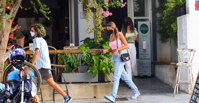 Sasha Meneghel é clicada deixando restaurante em São Paulo com o noivo