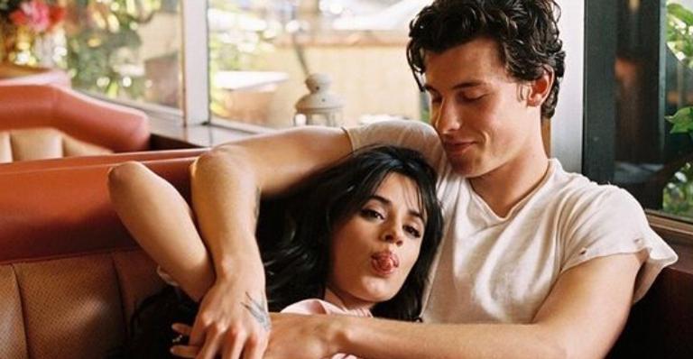 Shawn Mendes faz declaração divertida para Camila Cabello: ”Beijo seus pés porque te amo”