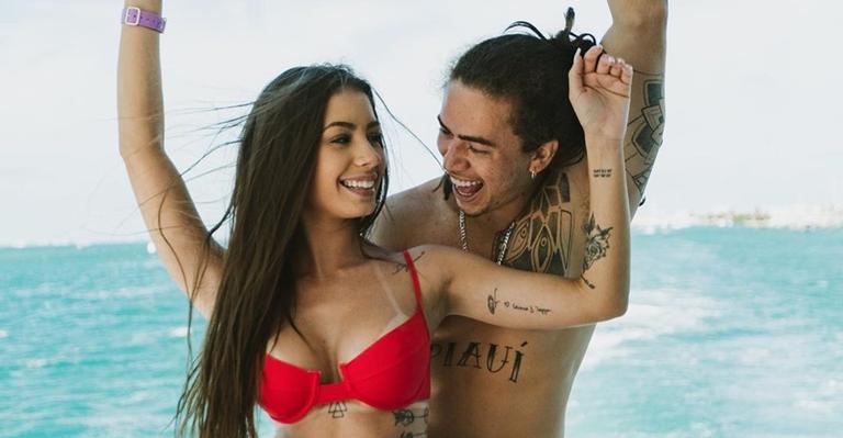 Whindersson Nunes curte passeio de lancha com a namorada: ”Amo tanto”