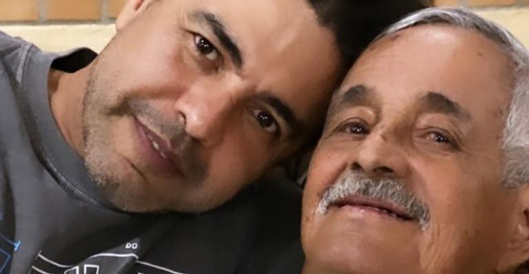 Zezé Di Camargo mostra tatuagem em homenagem ao pai, Francisco