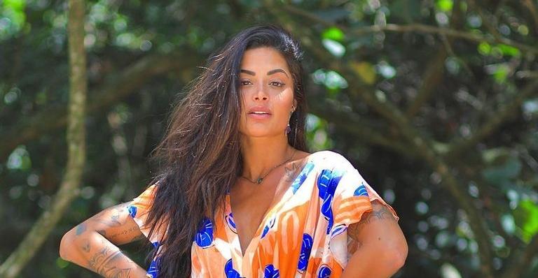 Em Angra, Aline Riscado exibe corpão sarado de biquíni branco e deixa web babando: ”Perfeição!”