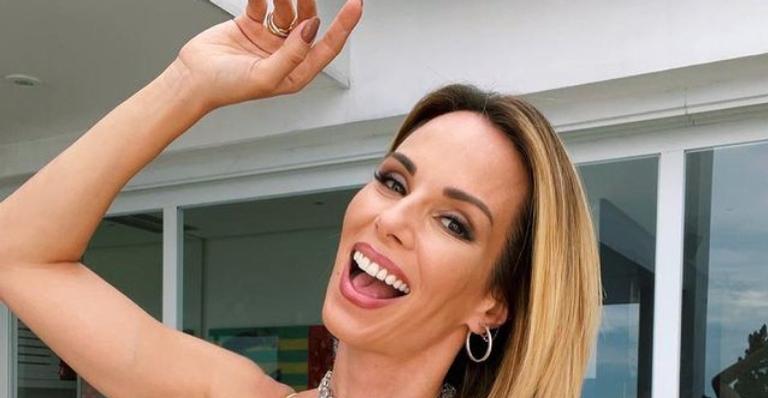 Ana Furtado se diverte ao assumir a tarefa de limpar a piscina de sua casa