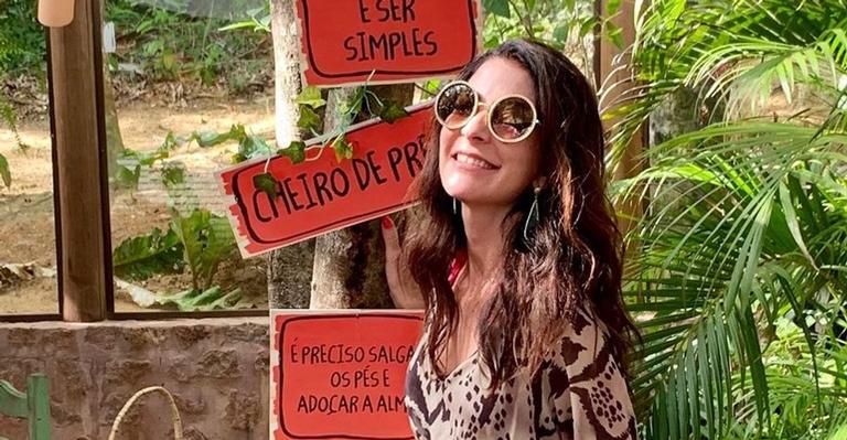 Aos 55 anos, Ana Paula Padrão aposta em biquíni de babado: ”Autoestima em dia”