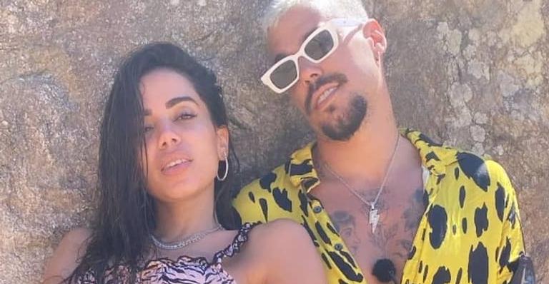 Tá rolando! Anitta passa a noite na casa de Lipe Ribeiro após romance em reality