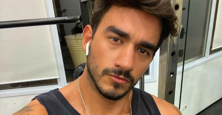 Com vista para praia do Rio, Guilherme Napolitano ostenta beleza e recebe elogios: ”Galã”