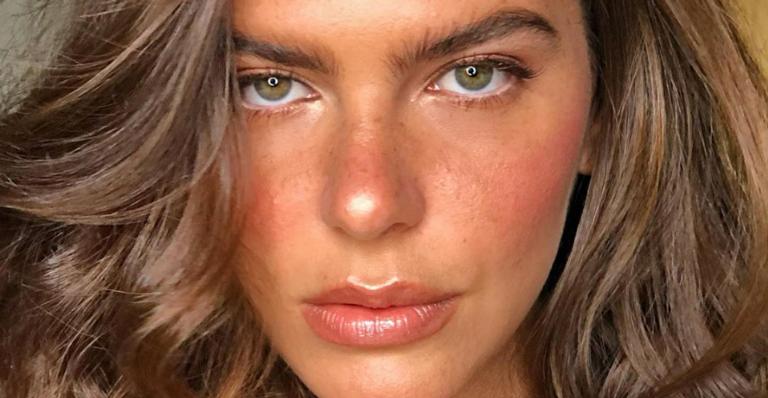De biquíni, Mariana Goldfarb posa na praia com cachorrinho e web reage: ”Essa dupla é tudo”