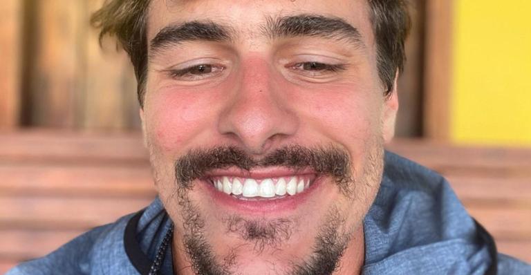 Descamisado, Bruno Montaleone ostenta boa forma na praia e recebe elogios: ”Deus grego”