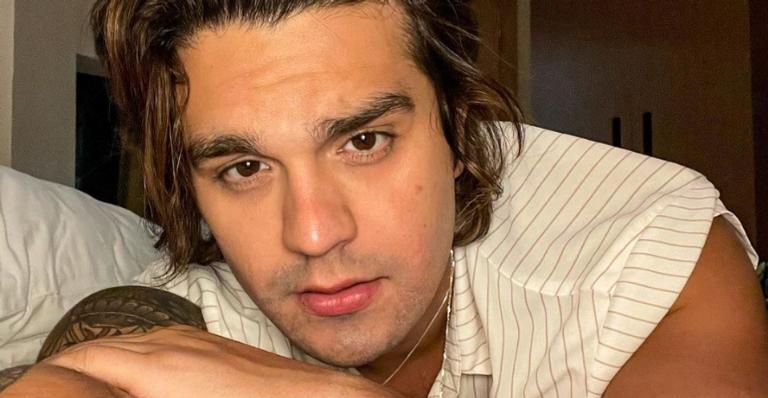 Luan Santana aparece descamisado para mostrar novo corte de cabelo e web reage: ”Melhor de todos”