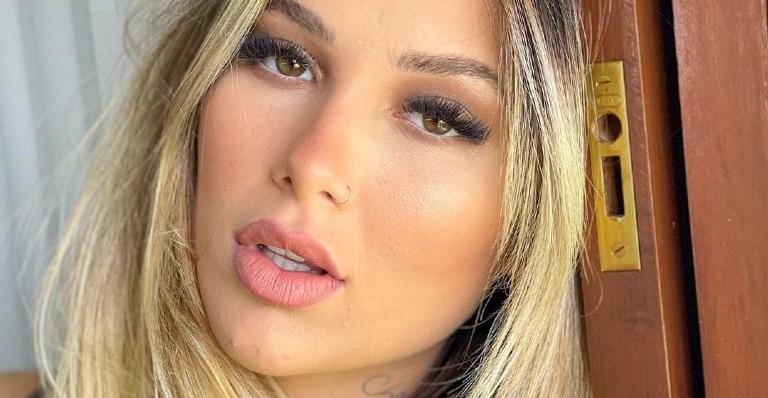 Virginia Fonseca posa de biquíni azul com o barrigão de fora e internautas rasgam elogios: “Ah, que gata!”