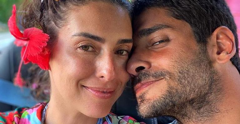 Em casa, Fernanda Paes Leme celebra o Carnaval na companhia do namorado: ”Carnacasa”